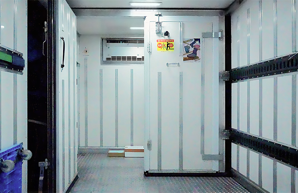 トラックの種類や拠点に応じ、常温とチルドを二層で区分した車両も活用。商品特性に応じた温度管理を行っています。
