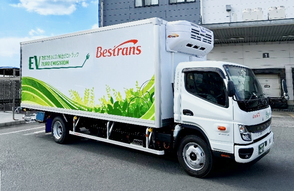 環境負荷低減に向け、EVトラックを導入。安定供給と脱炭素の両立を目指しています。